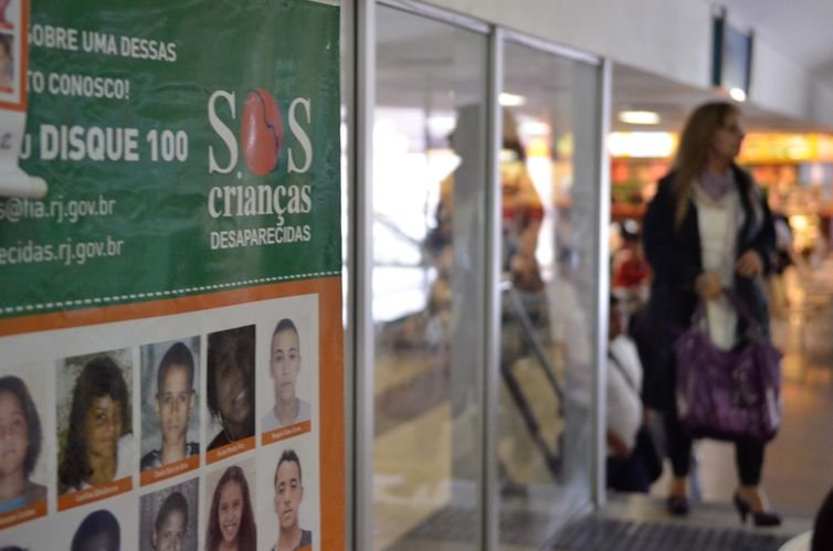 O Programa SOS Crianças Desaparecidas, realiza, na Rodoviária Novo Rio, uma ação para despertar a atenção de pais e responsáveis para a cultura de identificação das crianças em viagens(Tânia Rêgo/Agência Brasil)
