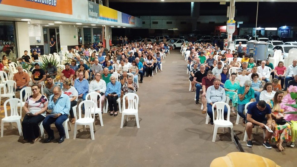 Fieis durante celebração de missa em posto de combustível — Foto: Arquivo pessoal