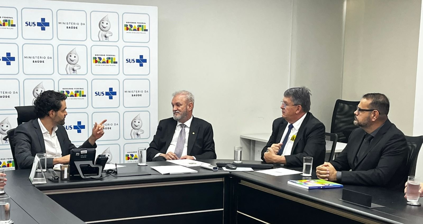 Henrique Chaves do Ministério da Saúde com Deputado Geraldo Resende e Prefeito Roberson durante agenda em junho